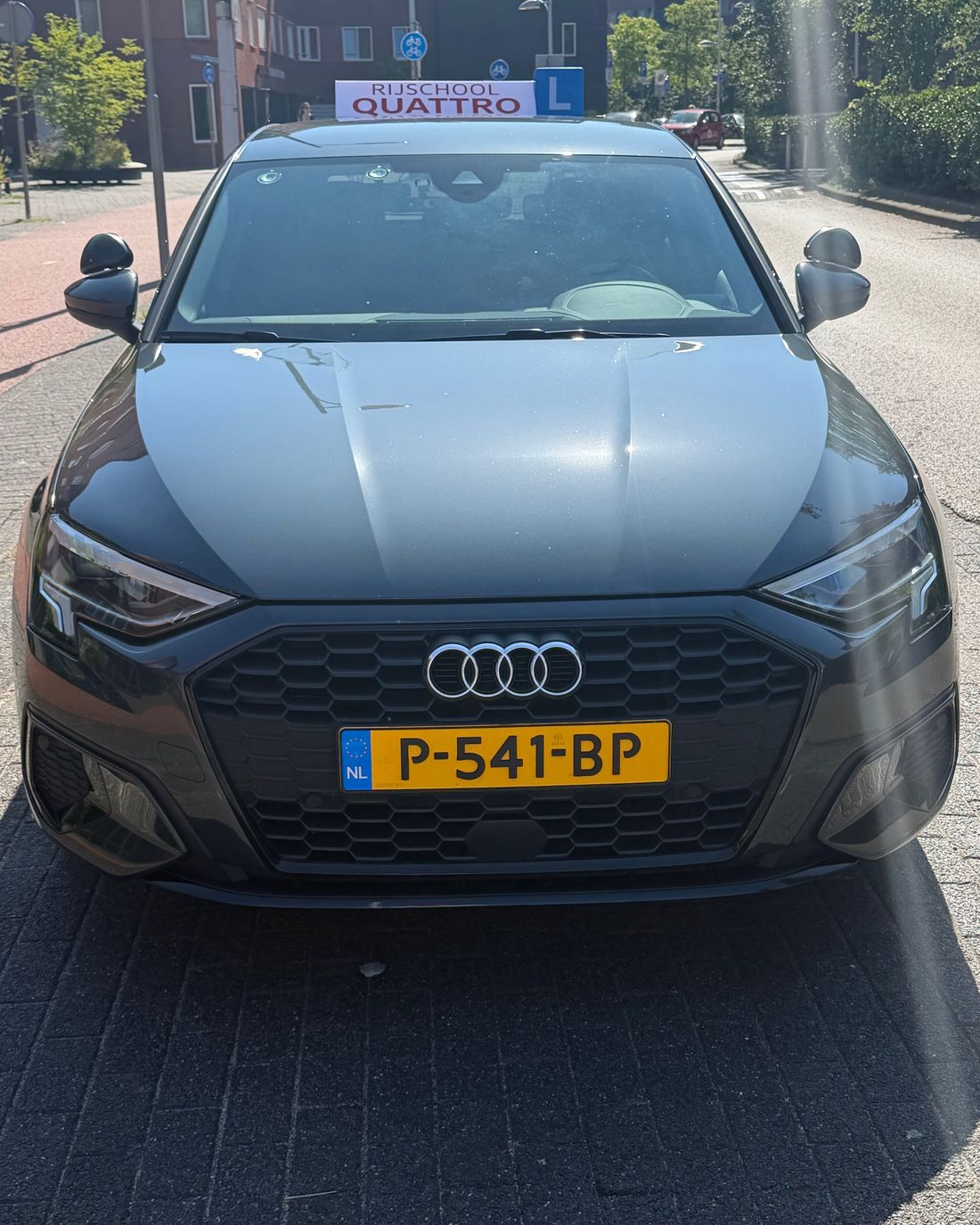 De Audi A3 lesauto van Rijschool Quattro in het centrum van Amersfoort