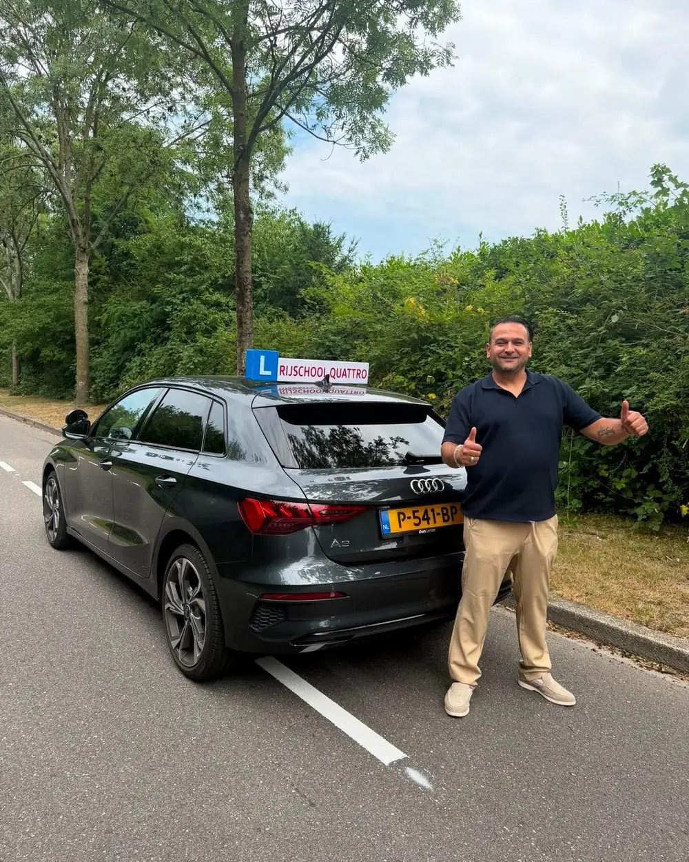 Uğur, rijinstructeur van Rijschool Quattro, bij de Audi A3 automaat lesauto in Amersfoort