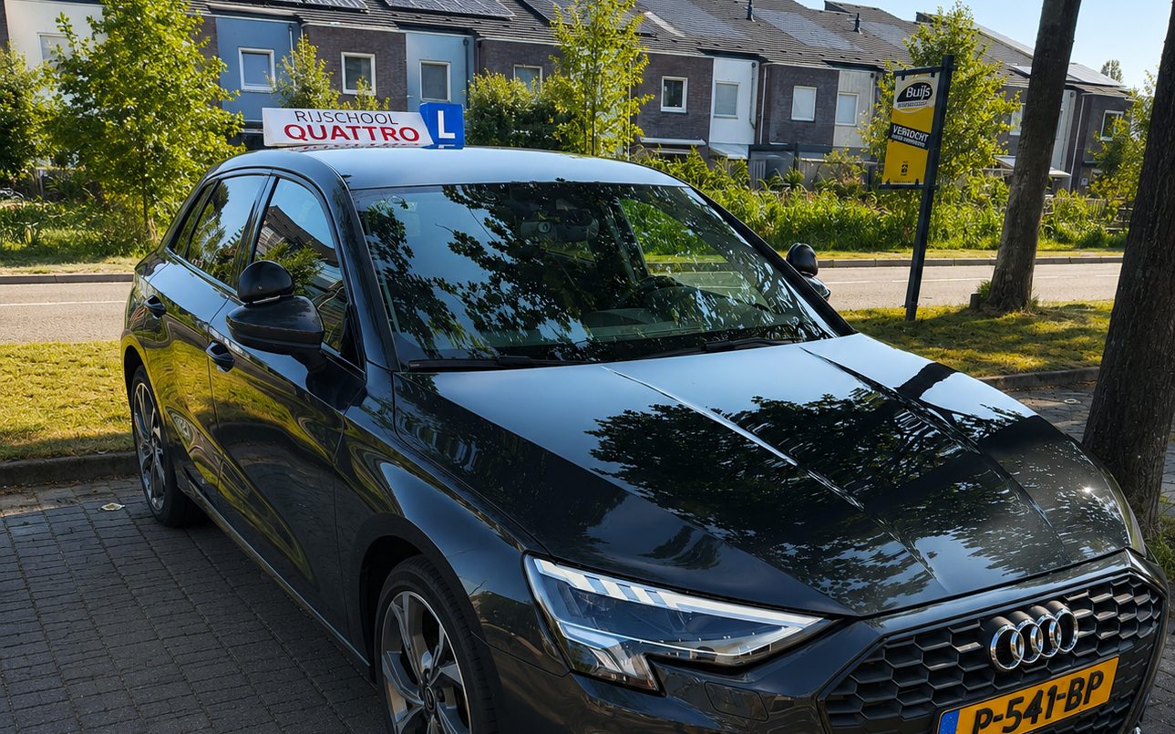 De Audi A3 automaat lesauto van Rijschool Quattro geparkeerd in Amersfoort