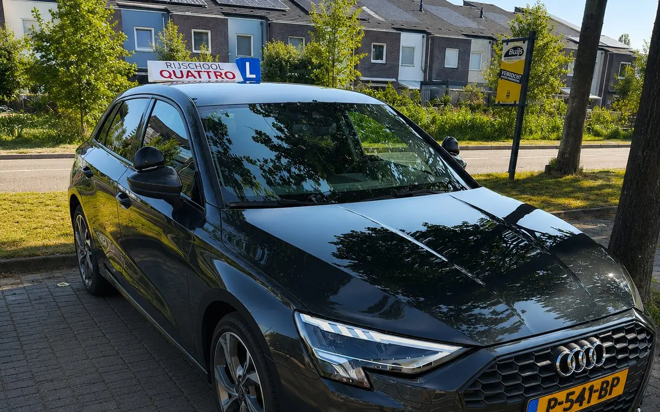De Audi A3 automaat lesauto van Rijschool Quattro geparkeerd in Amersfoort