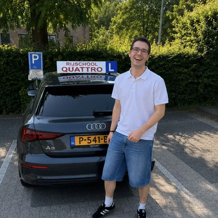 Geslaagde leerling van Rijschool Quattro met het rijbewijs op zak